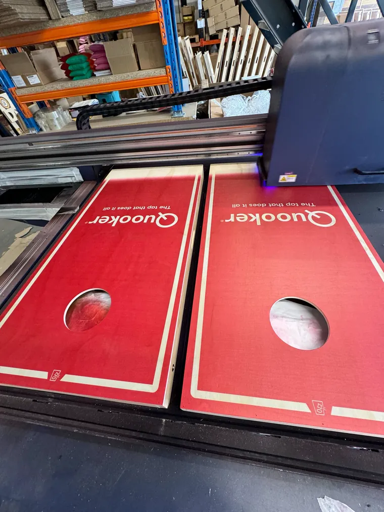 Cornhole Boards werden mit individuellem Druck vorbereitet